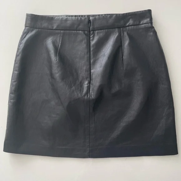 SOLD.  Aritzia Wilfred Patio Mini Skirt Vegan Leather Size 8 Black - Picture 6 of 9